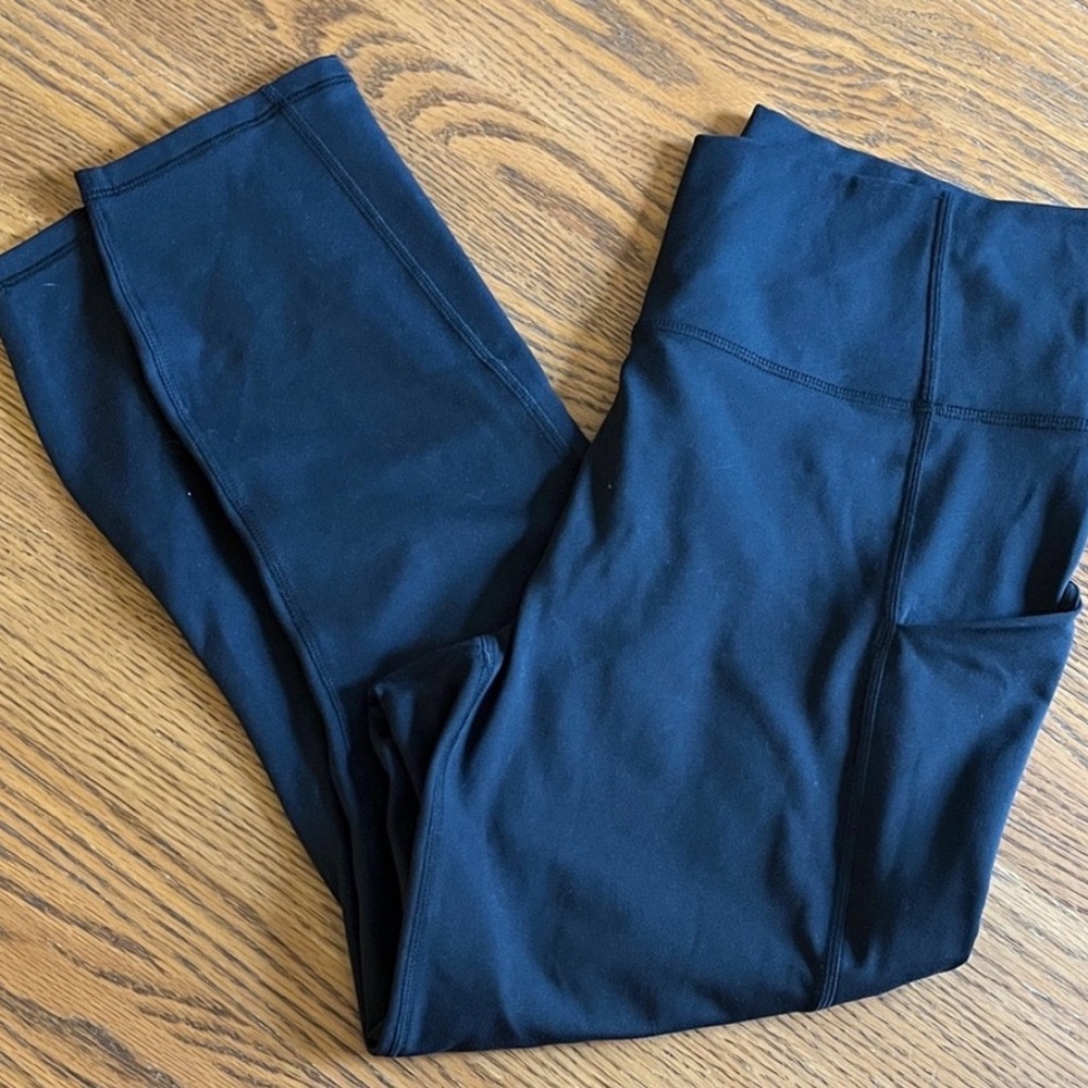 Black PureLuxe Cropped Leggings Capri’s
Made by Fabletics